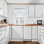 Dom wakacyjny 4 Bedroom Beautiful In