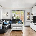 4 Bedroom Beautiful In Dom wakacyjny Skjern