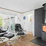 Dom wakacyjny 4 Bedroom Beautiful In Skjern