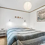 Dom wakacyjny 4 Bedroom Beautiful In