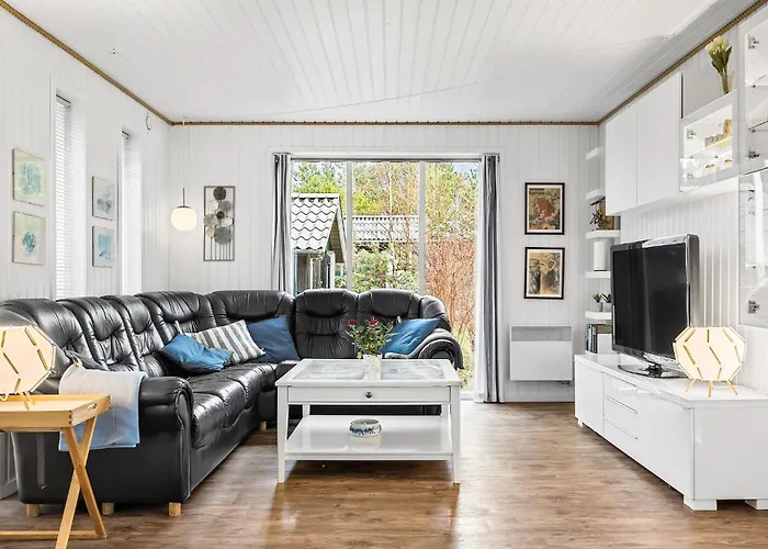 4 Bedroom Beautiful In Casa vacanze Skjern